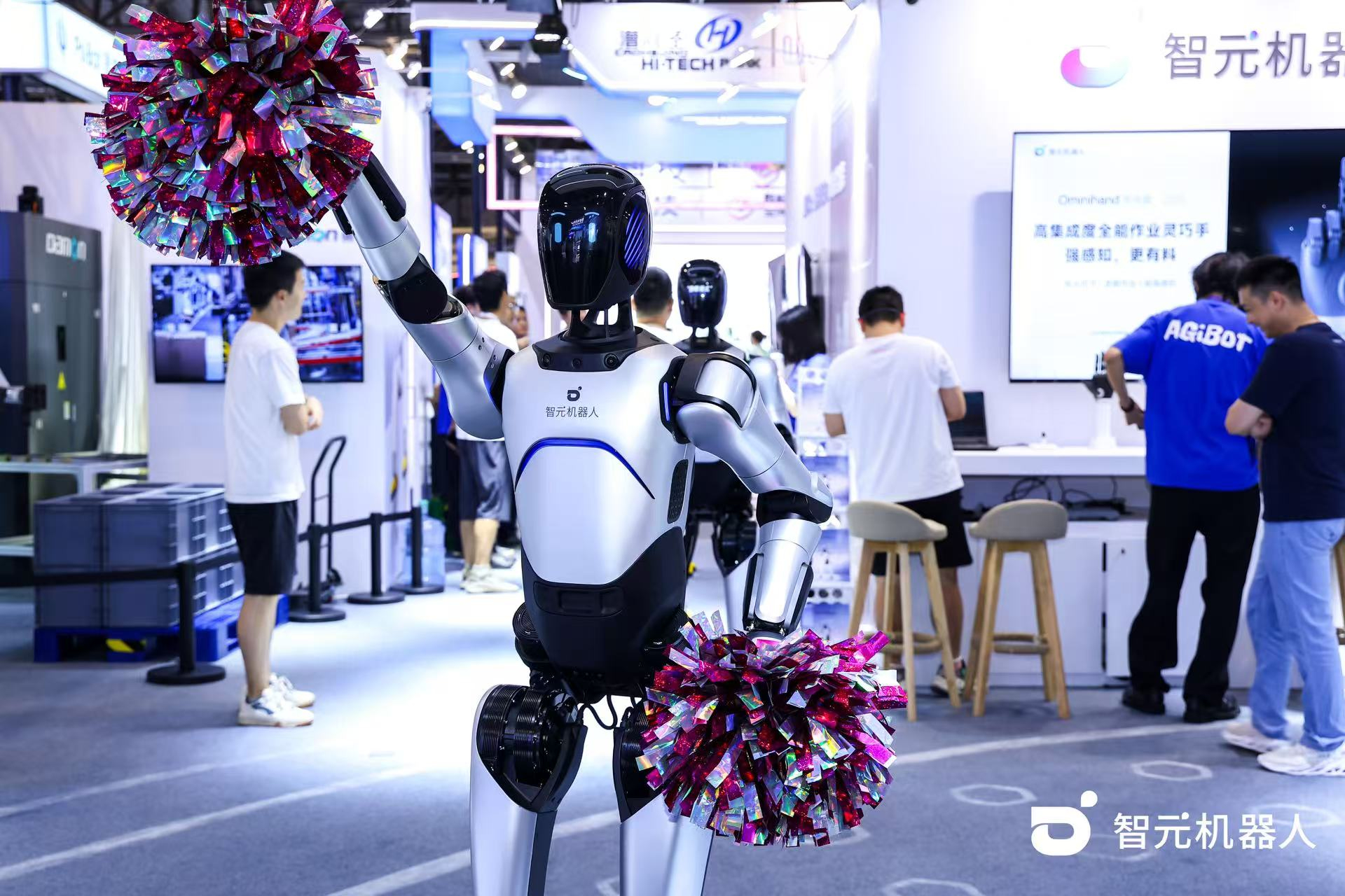 乐玩lewinn机器人 WAIC 首日展台火爆，机器人家族集体打工忙不停